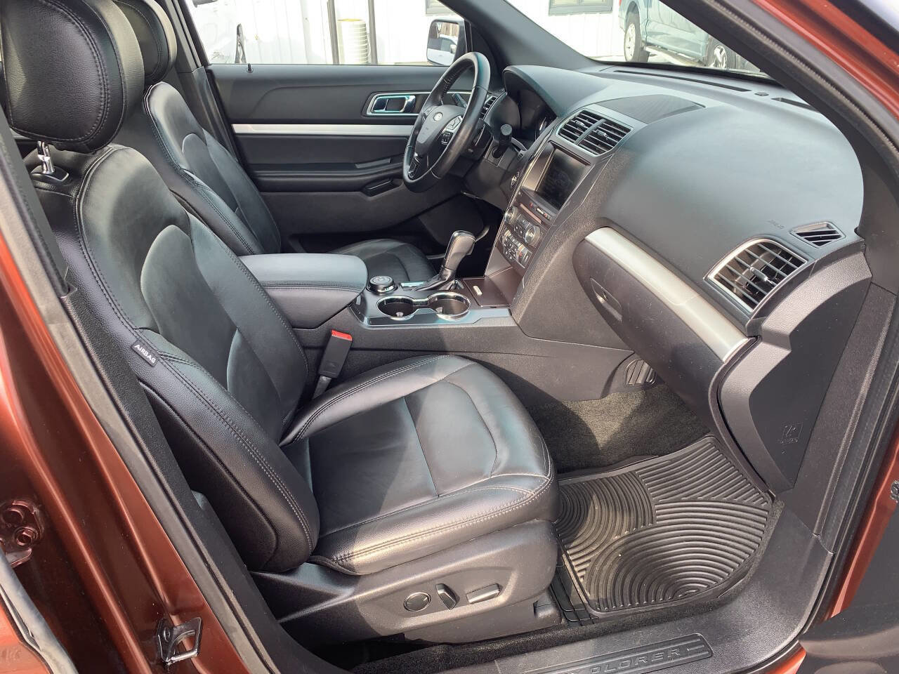 Used 2016 Ford Explorer XLT w/ Equipment Group 202A image 38