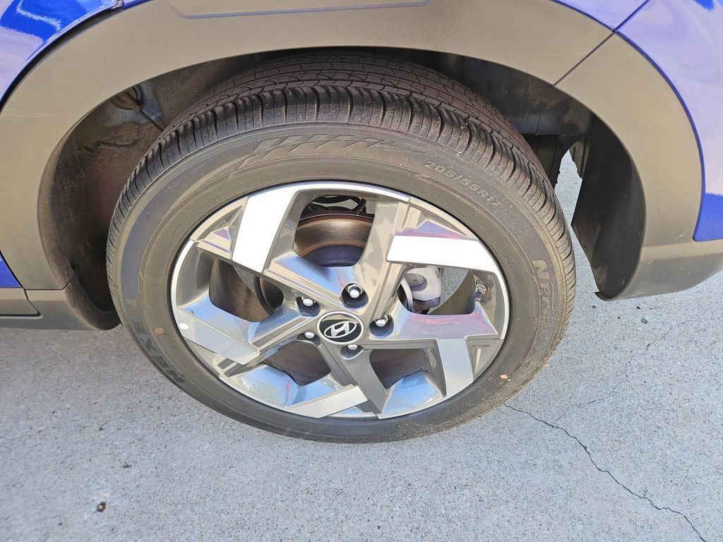 Used 2025 Hyundai Venue SEL image 25