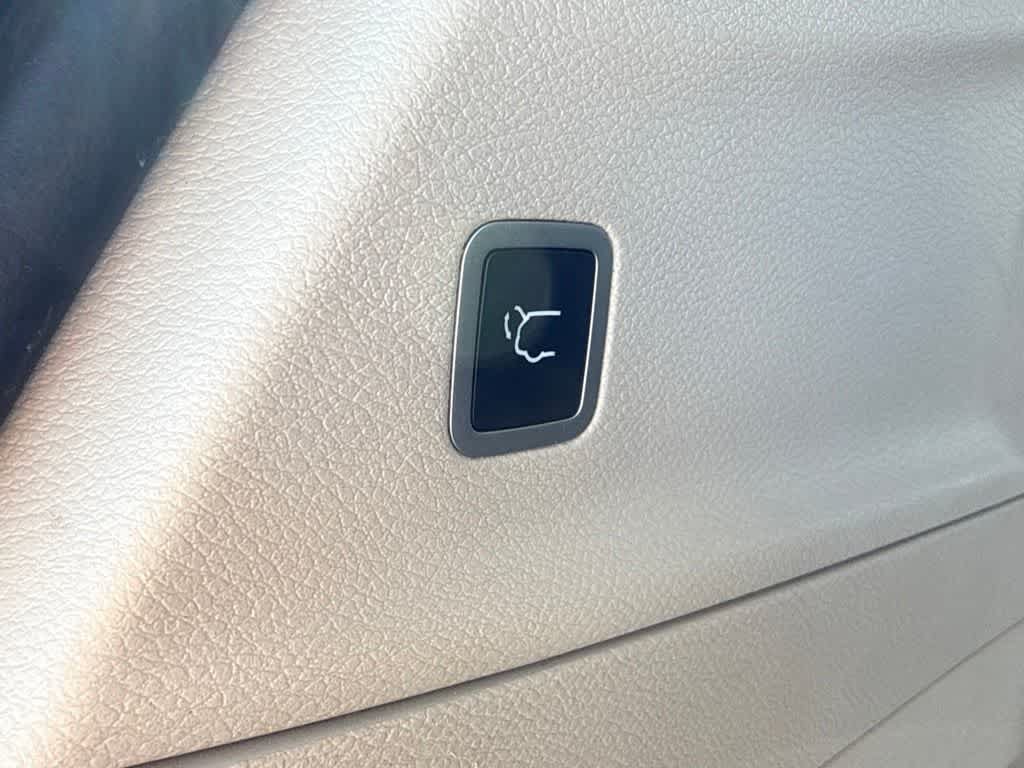 Used 2022 Chrysler Pacifica Touring-L FWD image 12