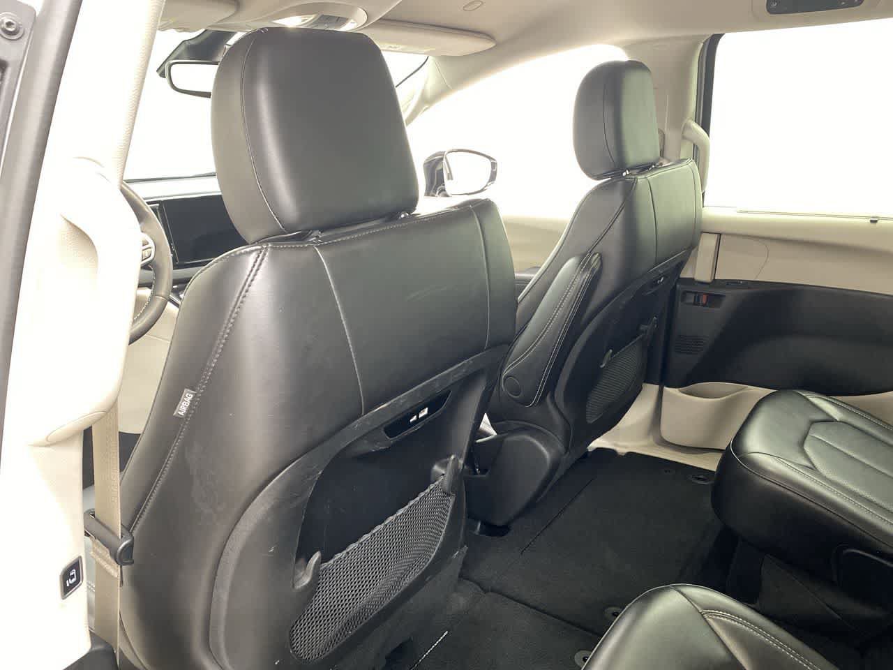 Used 2024 Chrysler Pacifica Touring-L FWD image 17