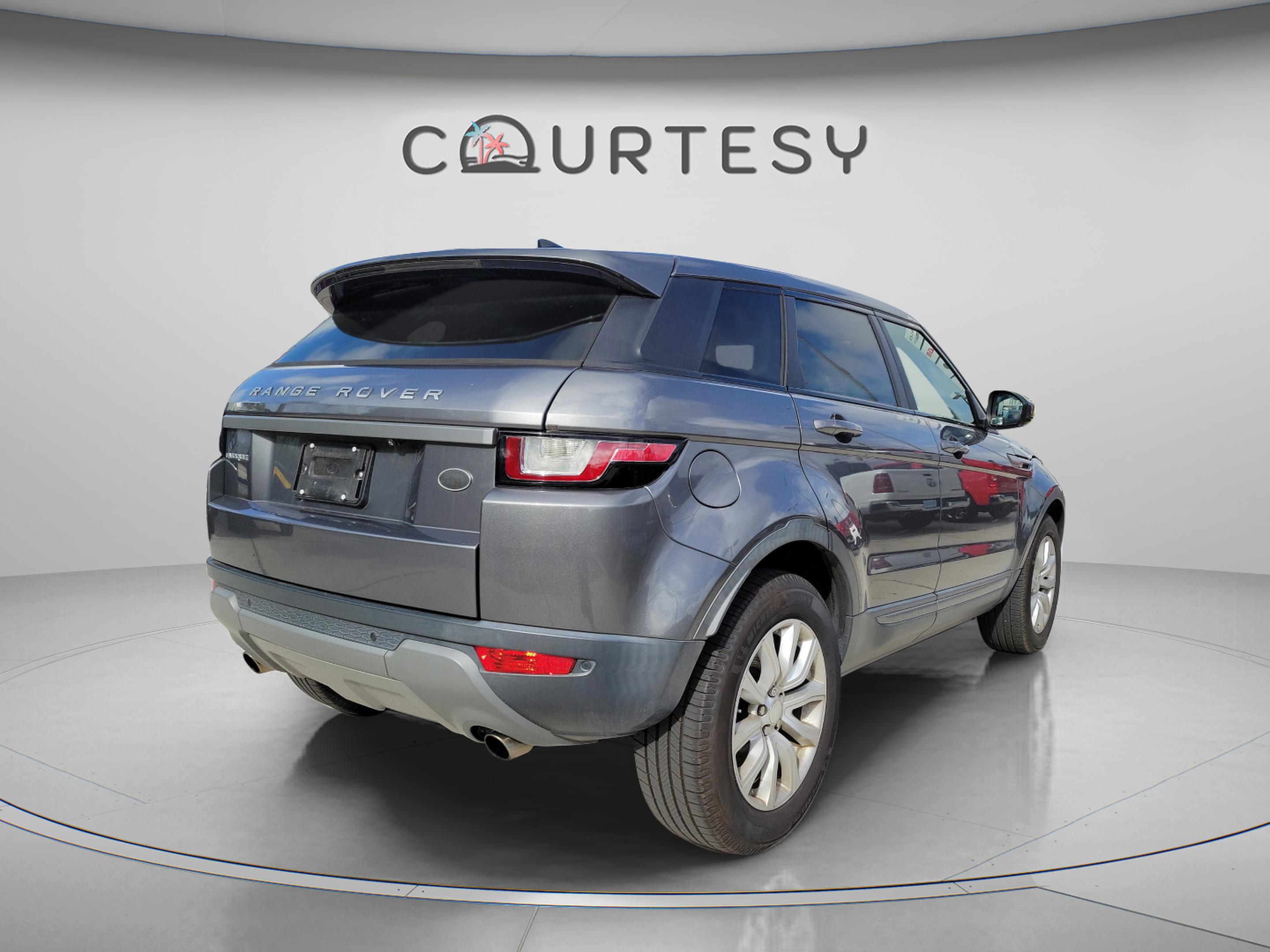 Used 2017 Land Rover Range Rover Evoque SE AWD/4WD image 3