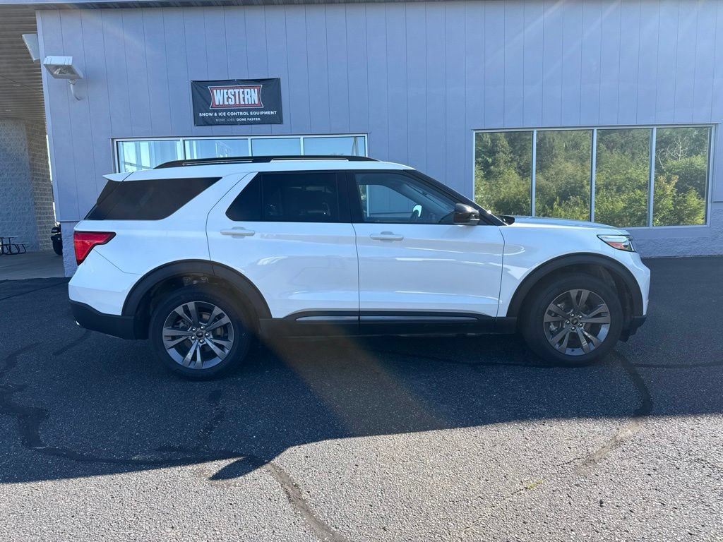 Used 2024 Ford Explorer XLT w/ Equipment Group 202A AWD/4WD image 2