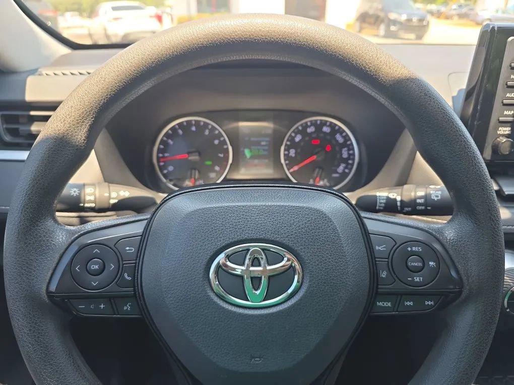 Used 2020 Toyota RAV4 XLE FWD image 17