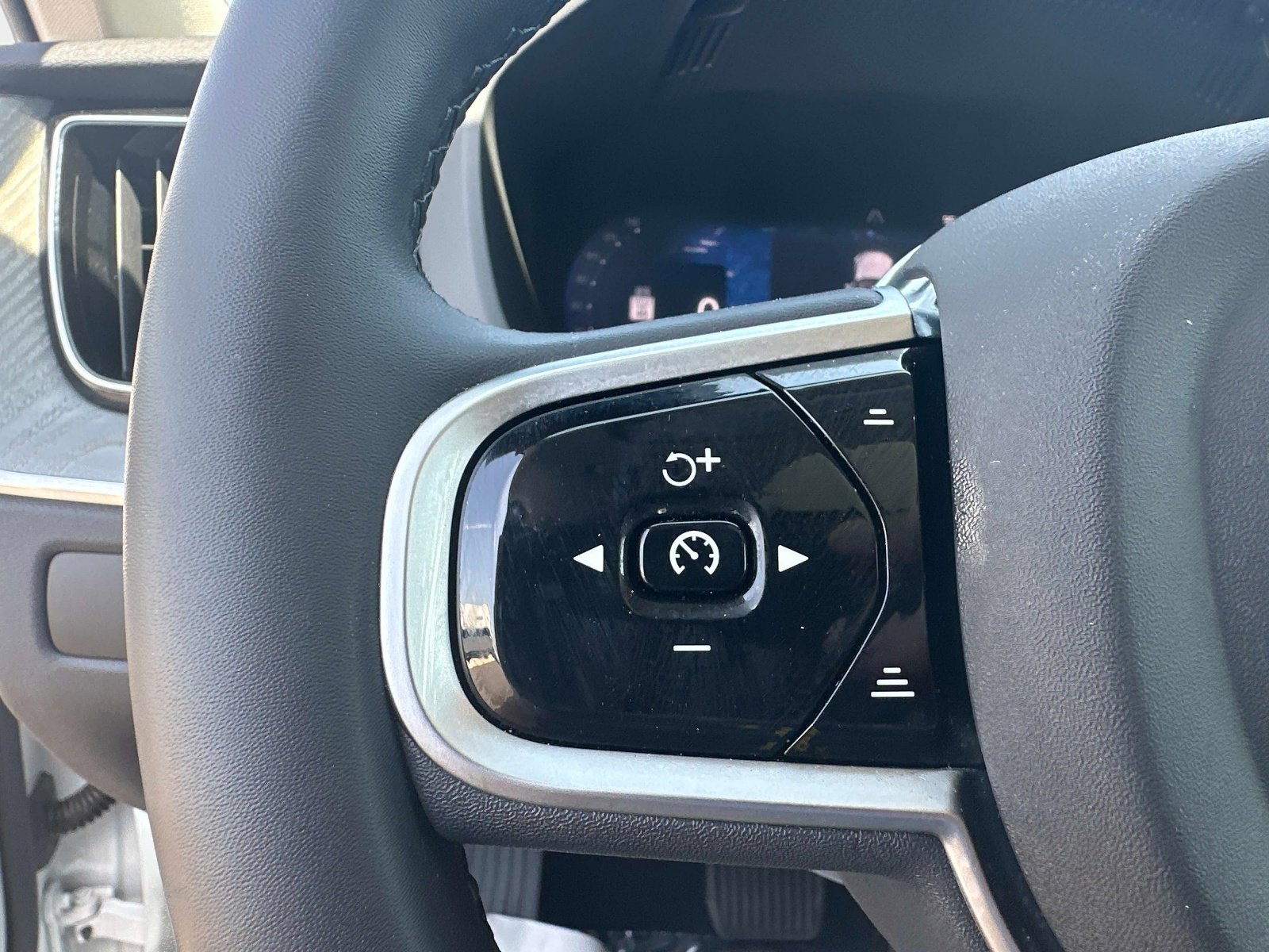 Certified 2025 Volvo XC60 B5 Plus image 27