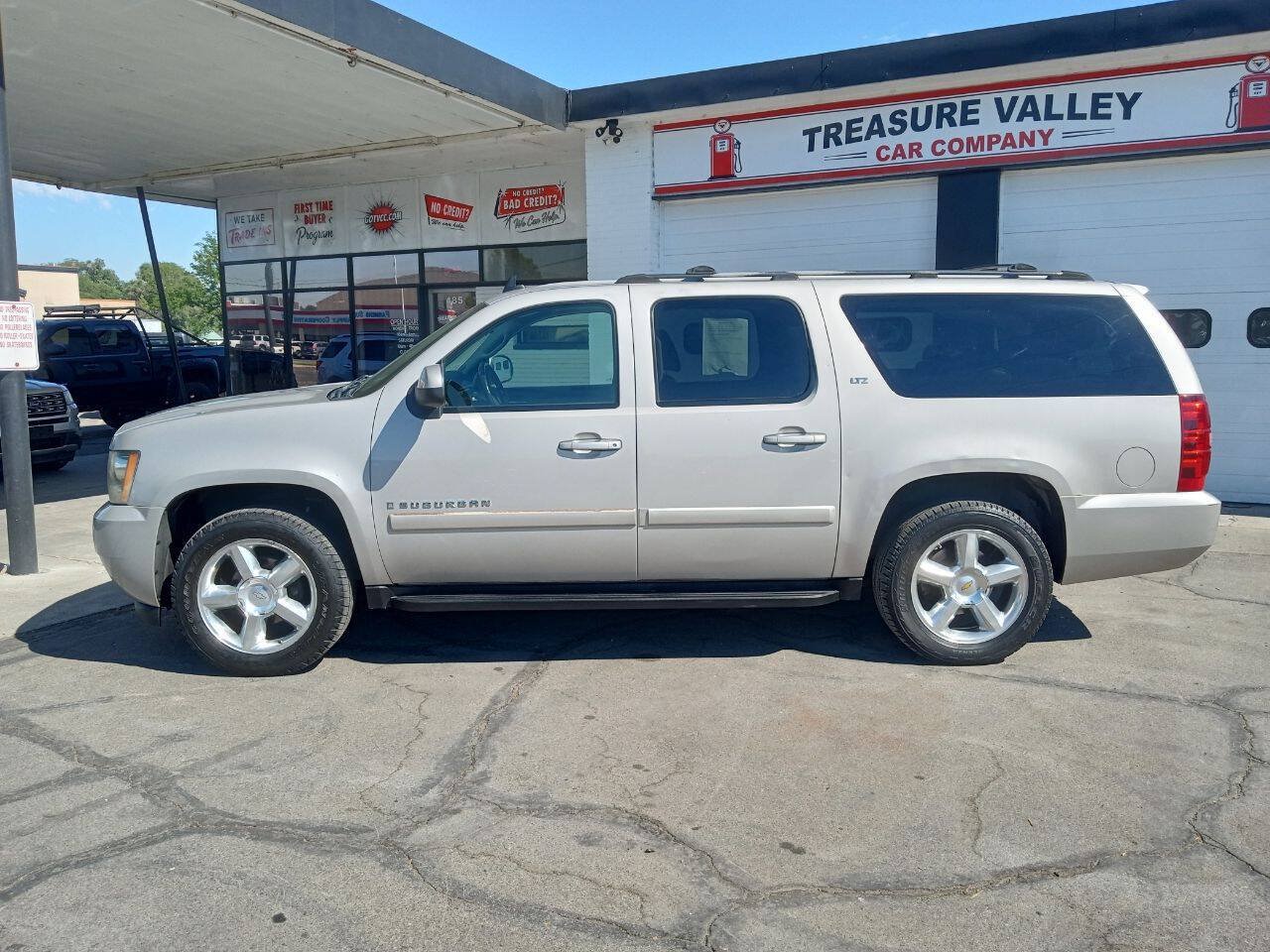 Used 2007 Chevrolet Suburban LTZ w/ LTZ Preferred Equipment Group AWD/4WD image 2