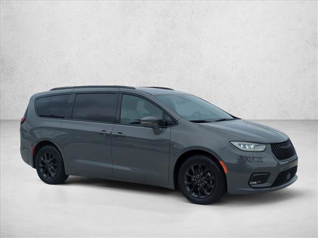 Used 2021 Chrysler Pacifica Touring-L w/ S Appearance Package FWD image 3