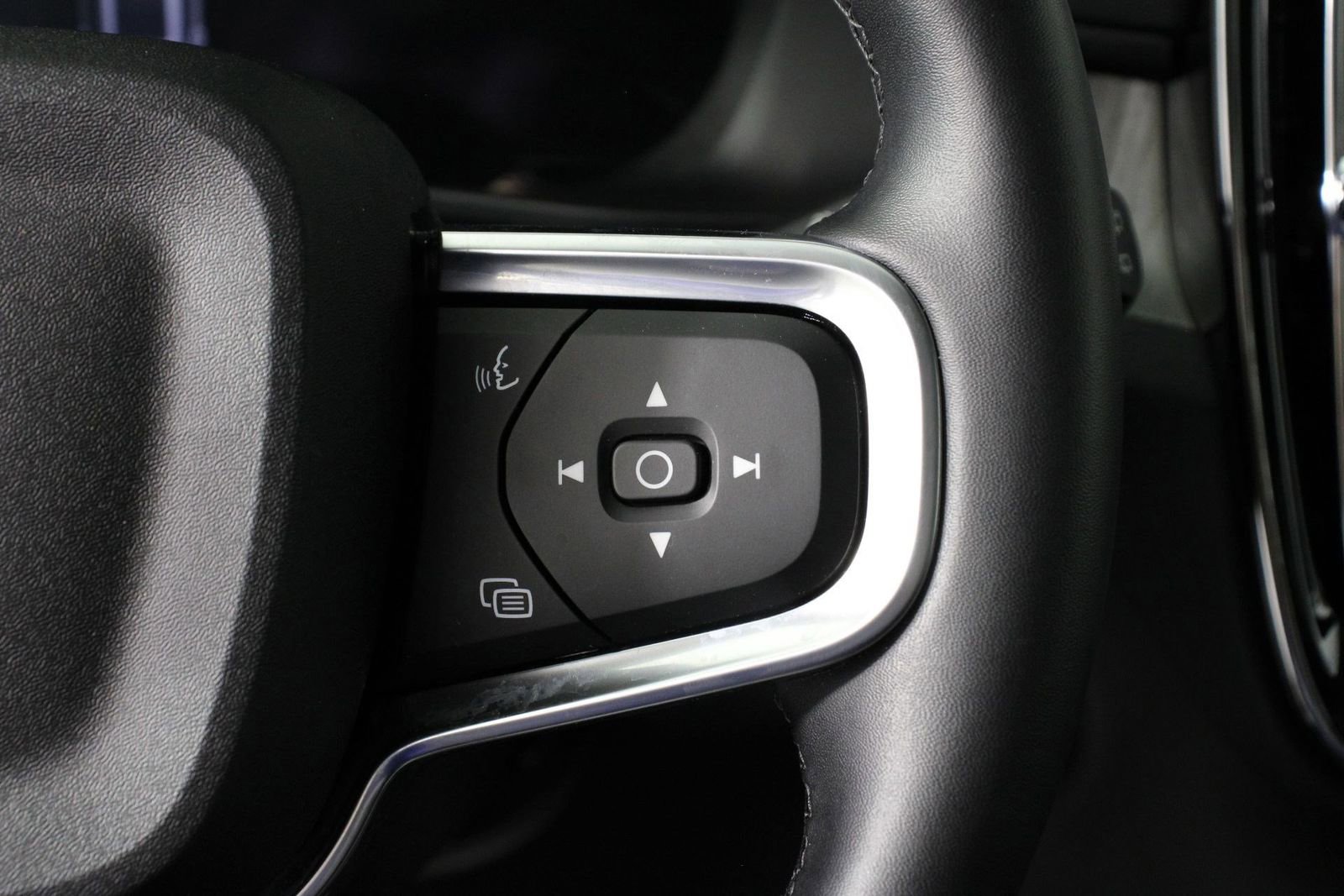 Certified 2025 Volvo XC40 B5 Plus image 11