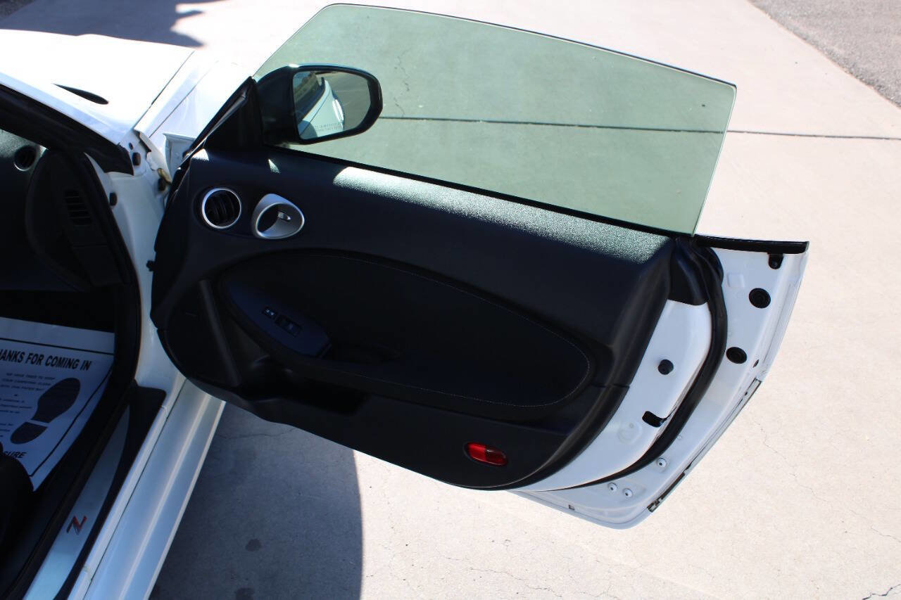 Used 2016 Nissan 370Z Coupe image 11