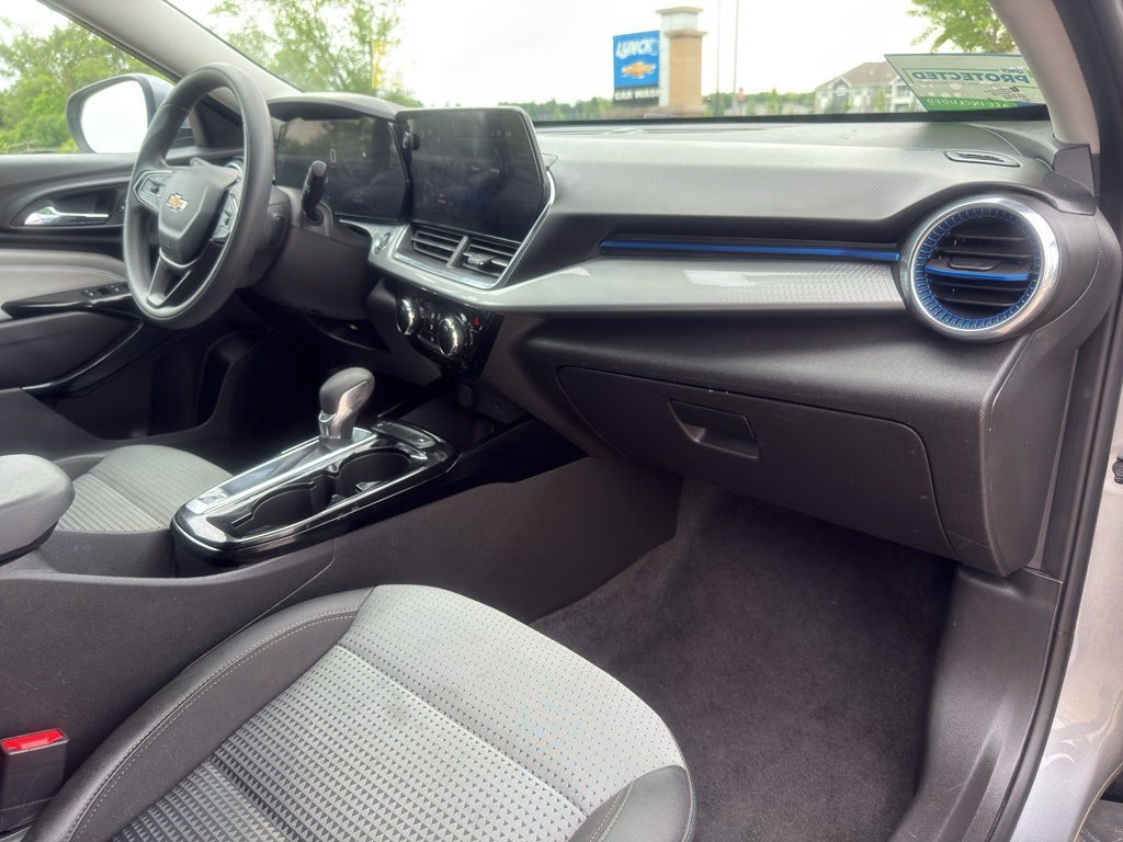 Used 2025 Chevrolet Trax LT FWD image 35