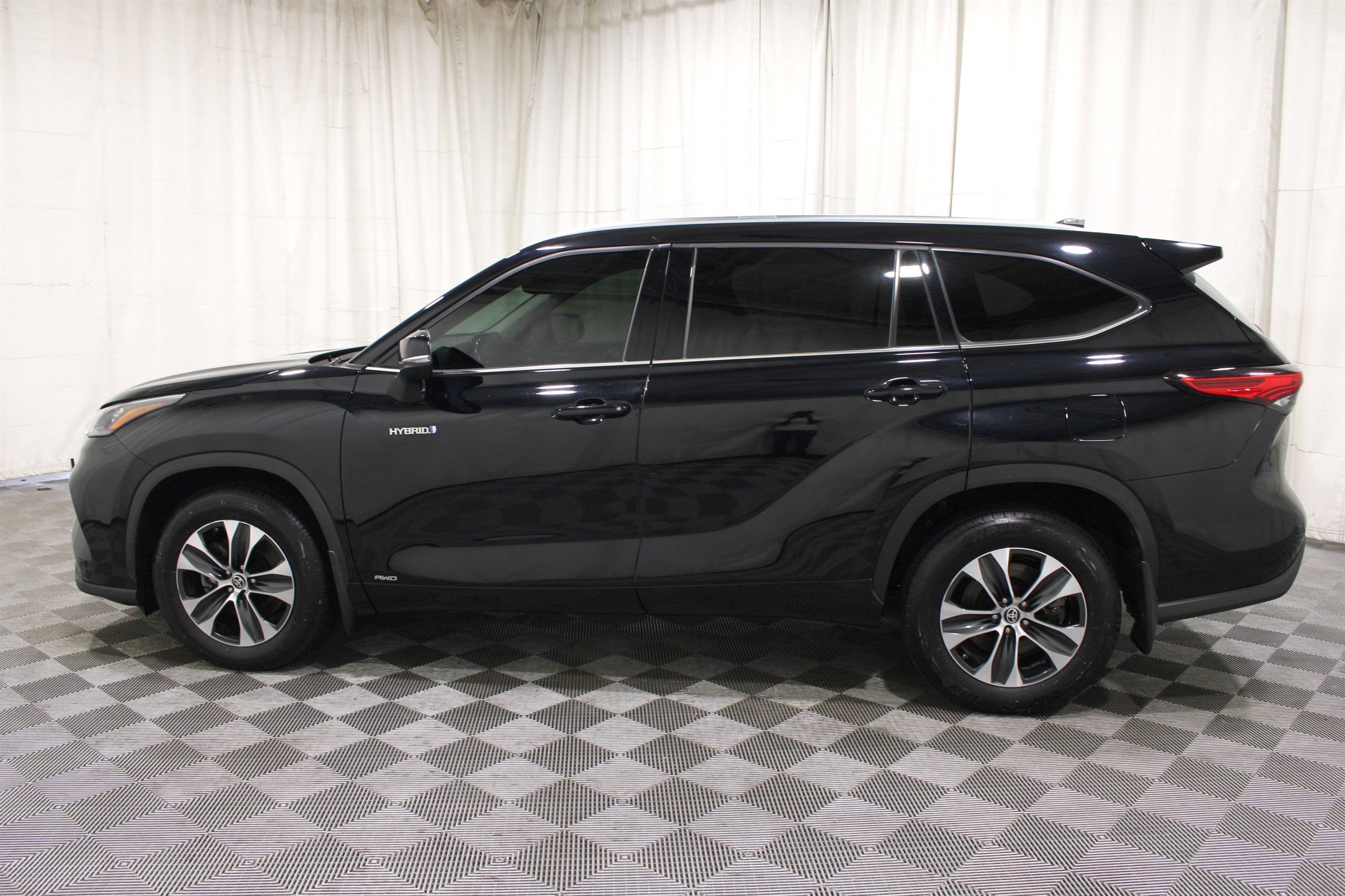 Used 2020 Toyota Highlander XLE AWD/4WD image 34