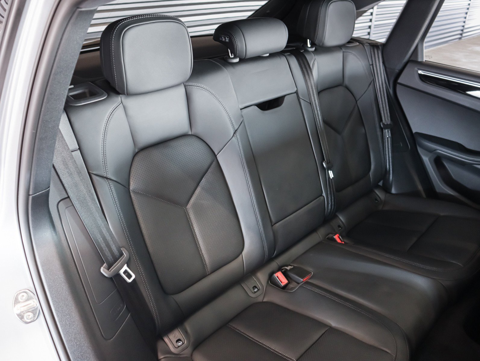 Certified 2022 Porsche Macan image 6