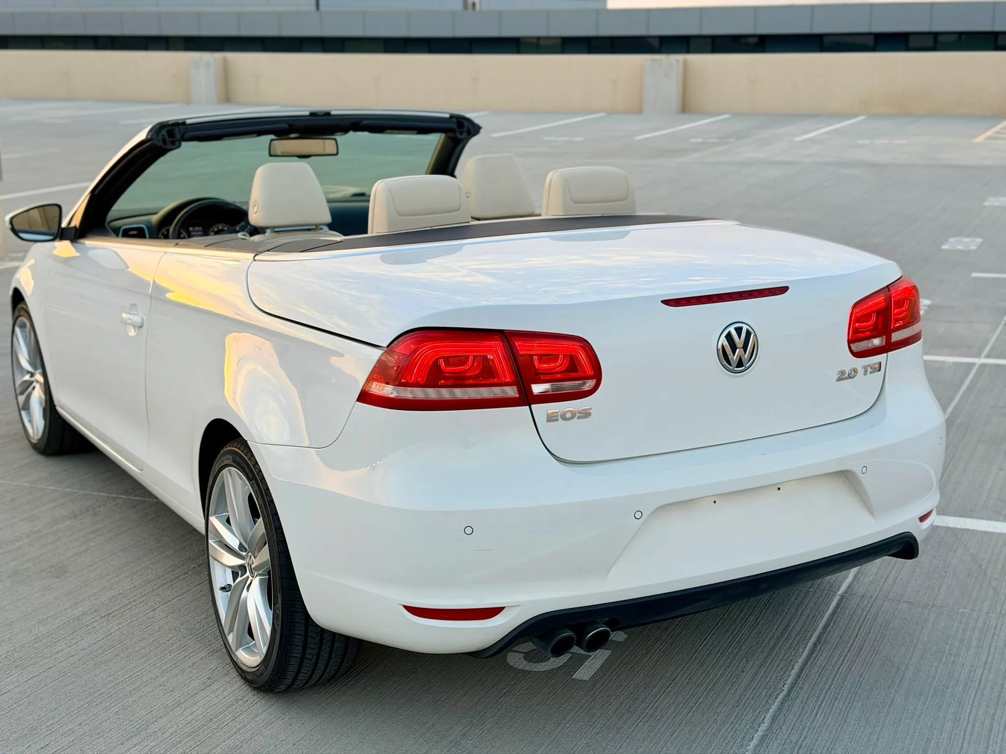 Used 2014 Volkswagen Eos Executive FWD image 2