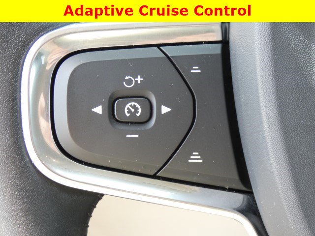 Used 2020 Volvo XC40 T4 Momentum image 19