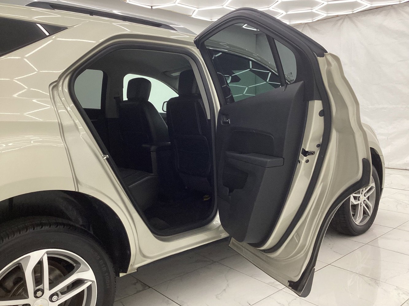 Used 2016 Chevrolet Equinox LTZ w/ Enhanced Convenience Package image 23