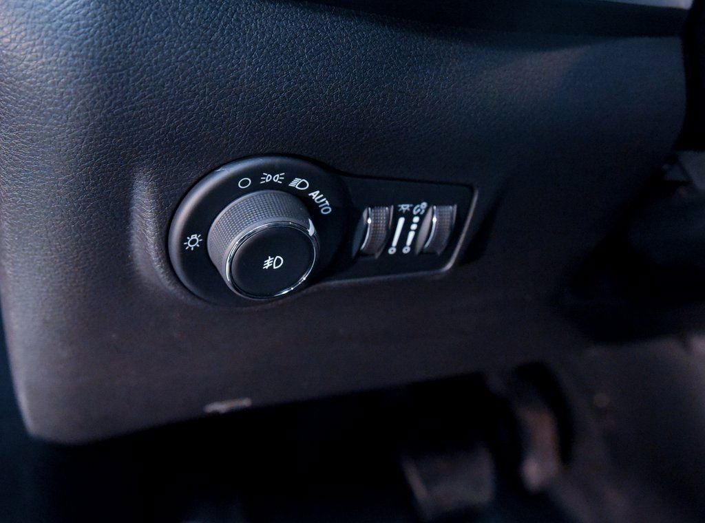 Used 2024 Jeep Compass Limited w/ Sun and Sound Group image 17