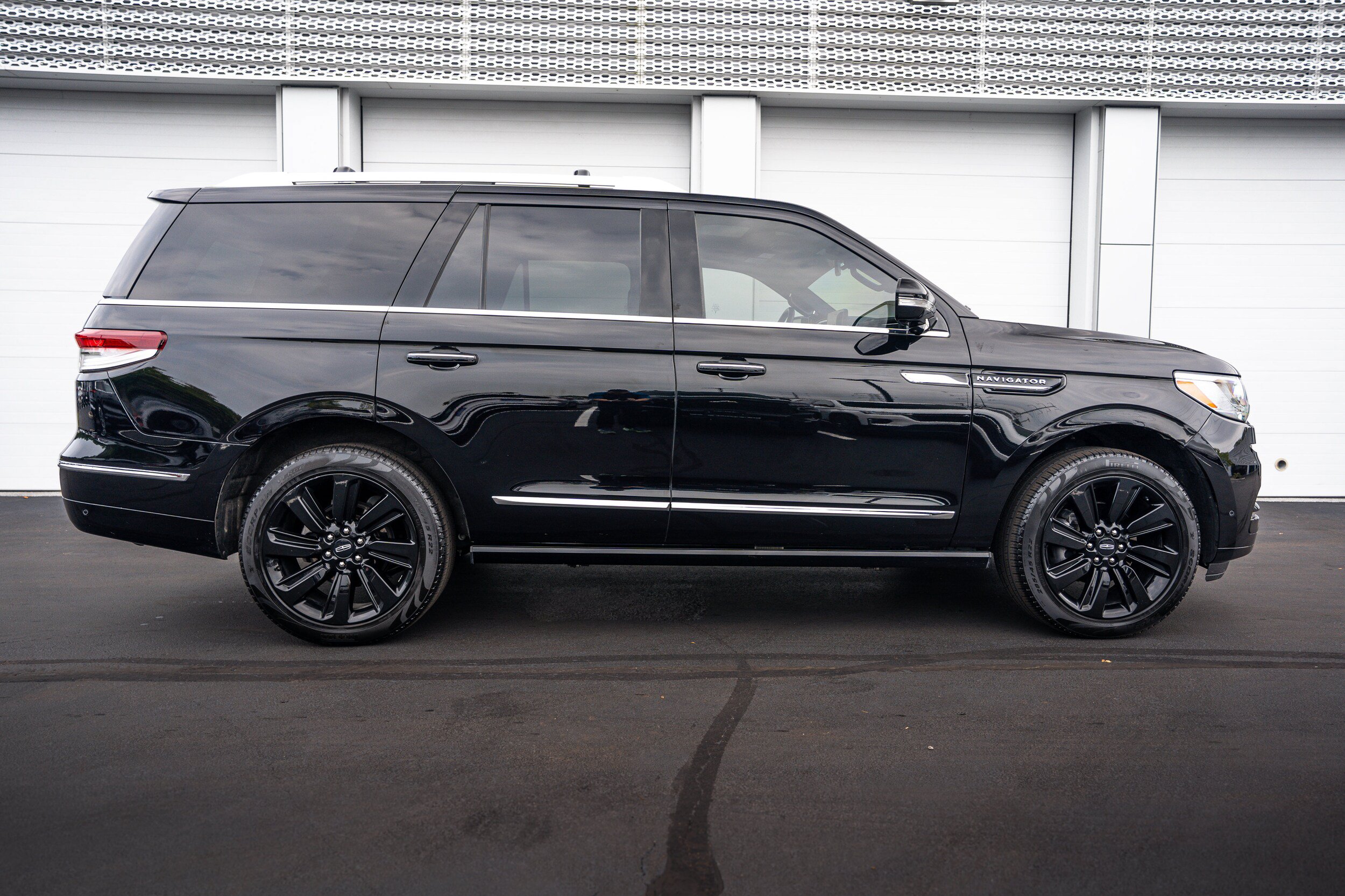 Used 2023 Lincoln Navigator Reserve AWD/4WD image 3