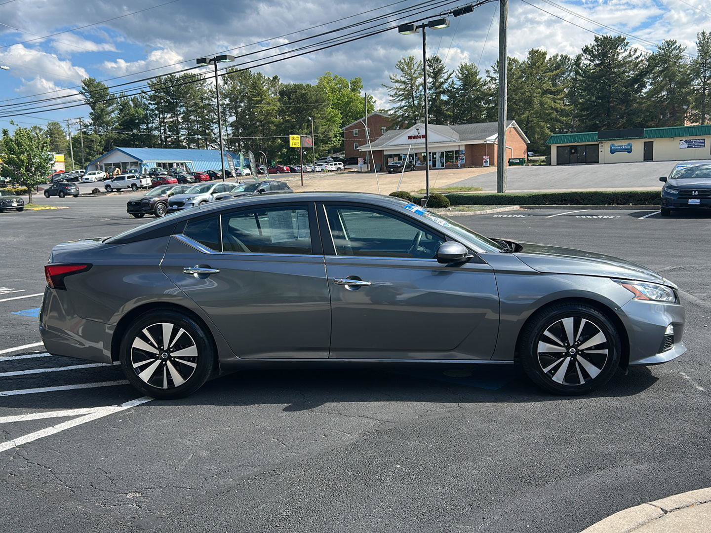 Used 2022 Nissan Altima 2.5 SV FWD image 9