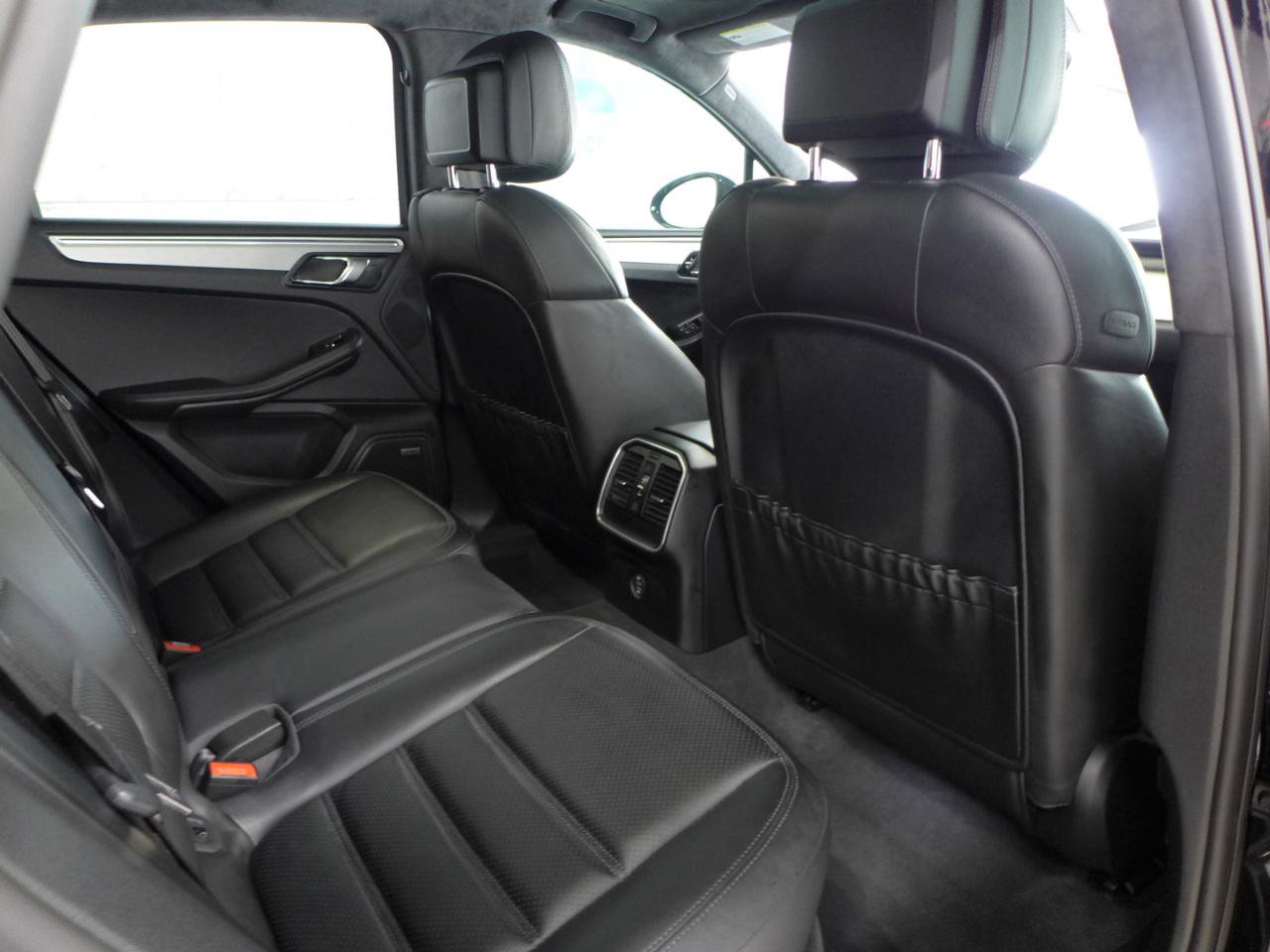 Used 2017 Porsche Macan Turbo AWD/4WD image 49