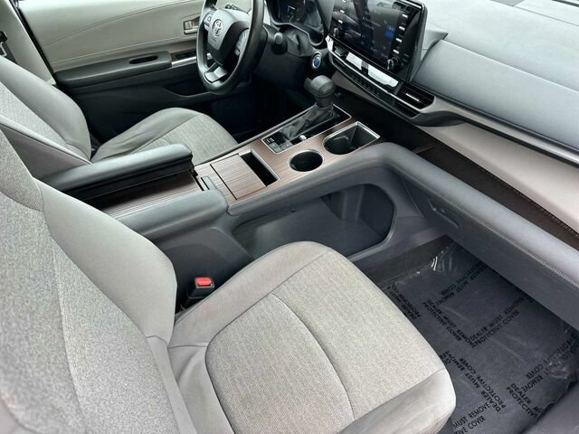 Used 2024 Toyota Sienna LE AWD/4WD image 19