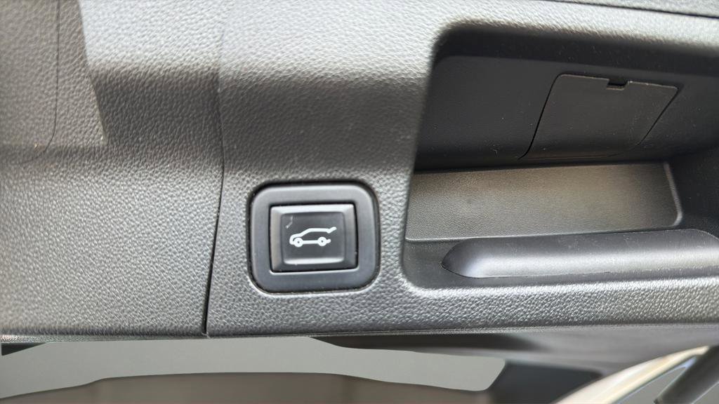 Used 2023 GMC Acadia AT4 w/ Technology Package image 19