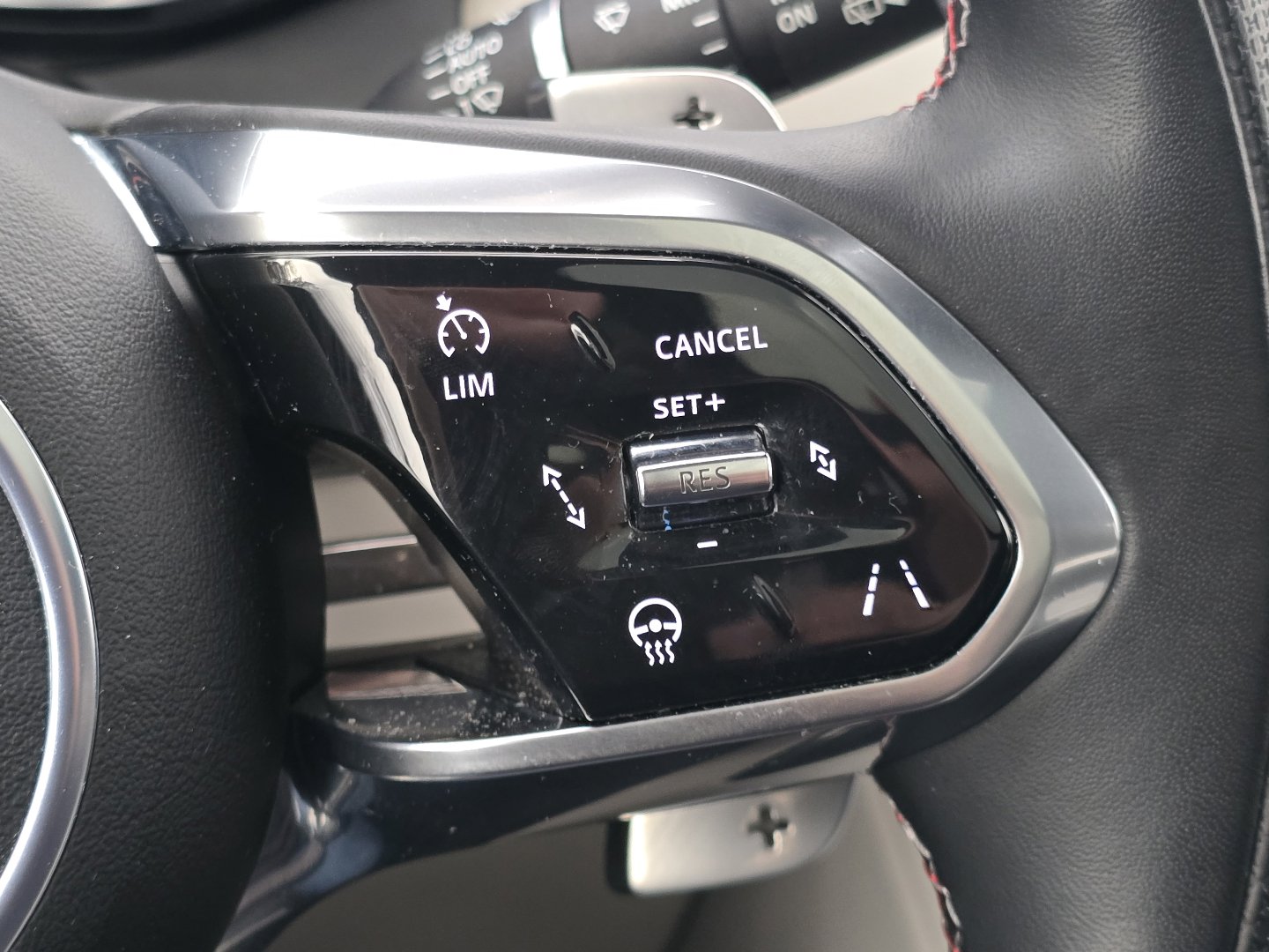 Used 2023 Jaguar F-PACE SVR image 27