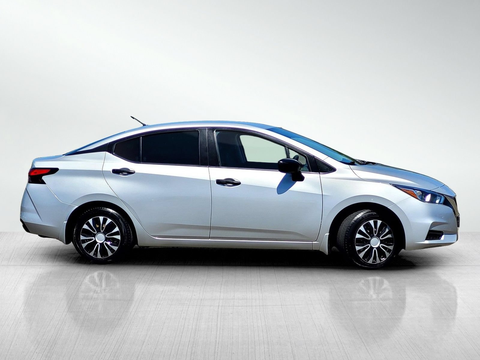 Used 2020 Nissan Versa S FWD image 3