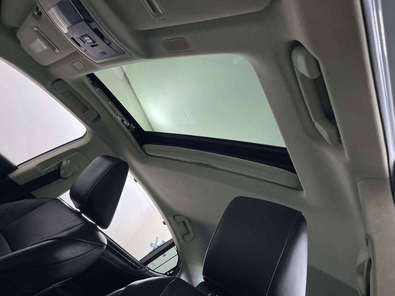 Used 2020 Lexus ES 300h Ultra Luxury w/ Accessory Package 2 FWD image 19