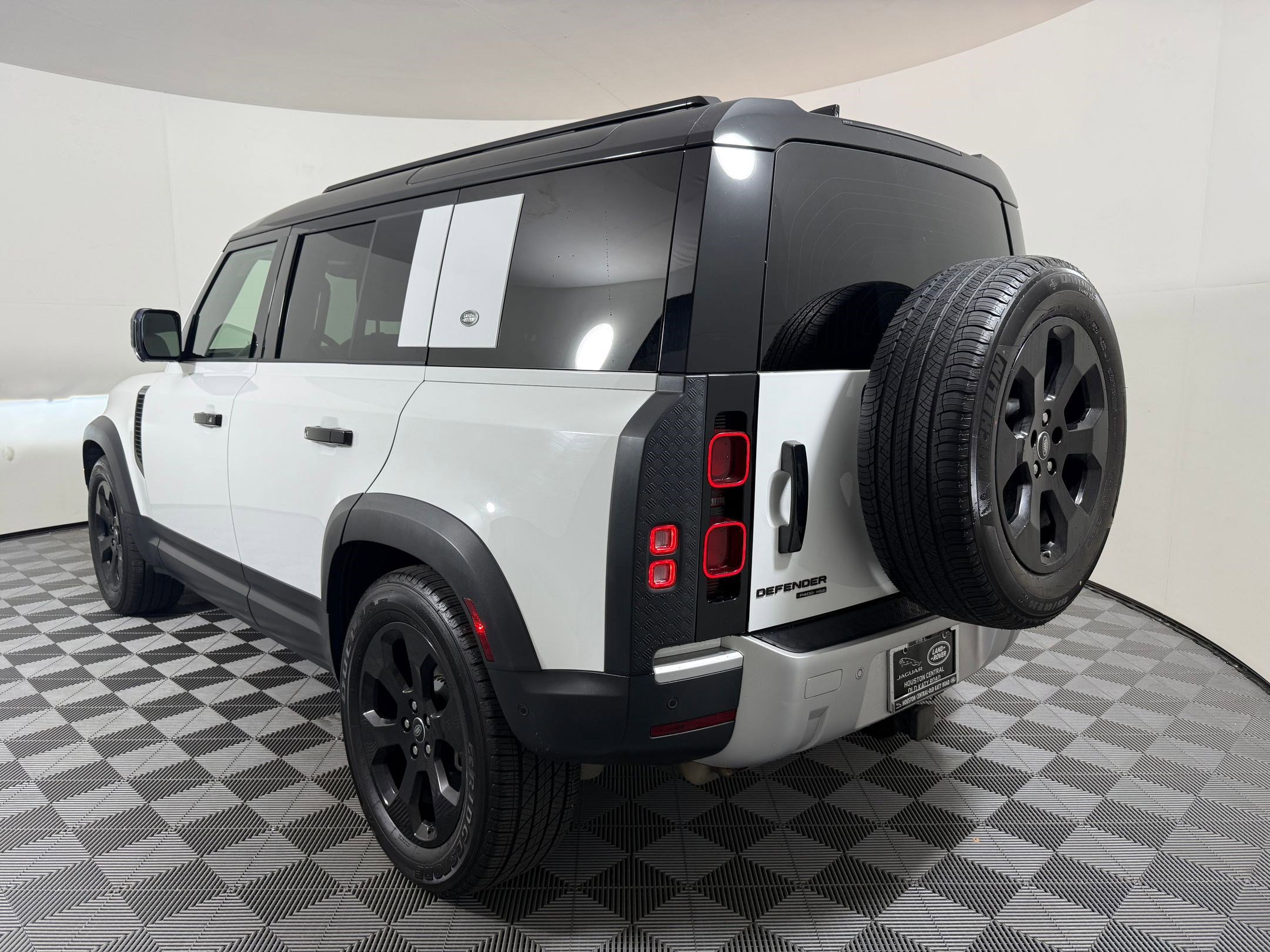 Used 2020 Land Rover Defender 110 HSE image 3