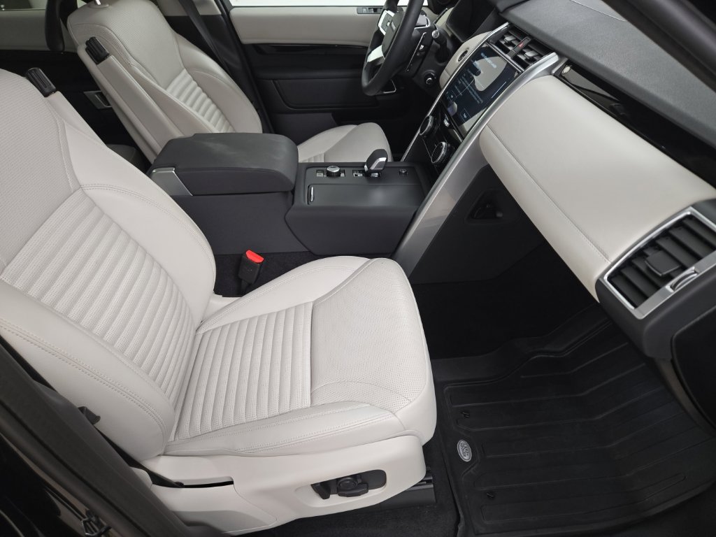 Certified 2025 Land Rover Discovery S AWD/4WD image 25