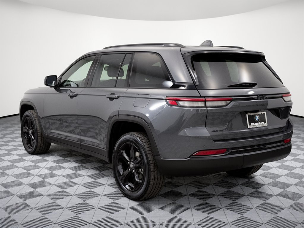 Used 2022 Jeep Grand Cherokee Altitude AWD/4WD image 4