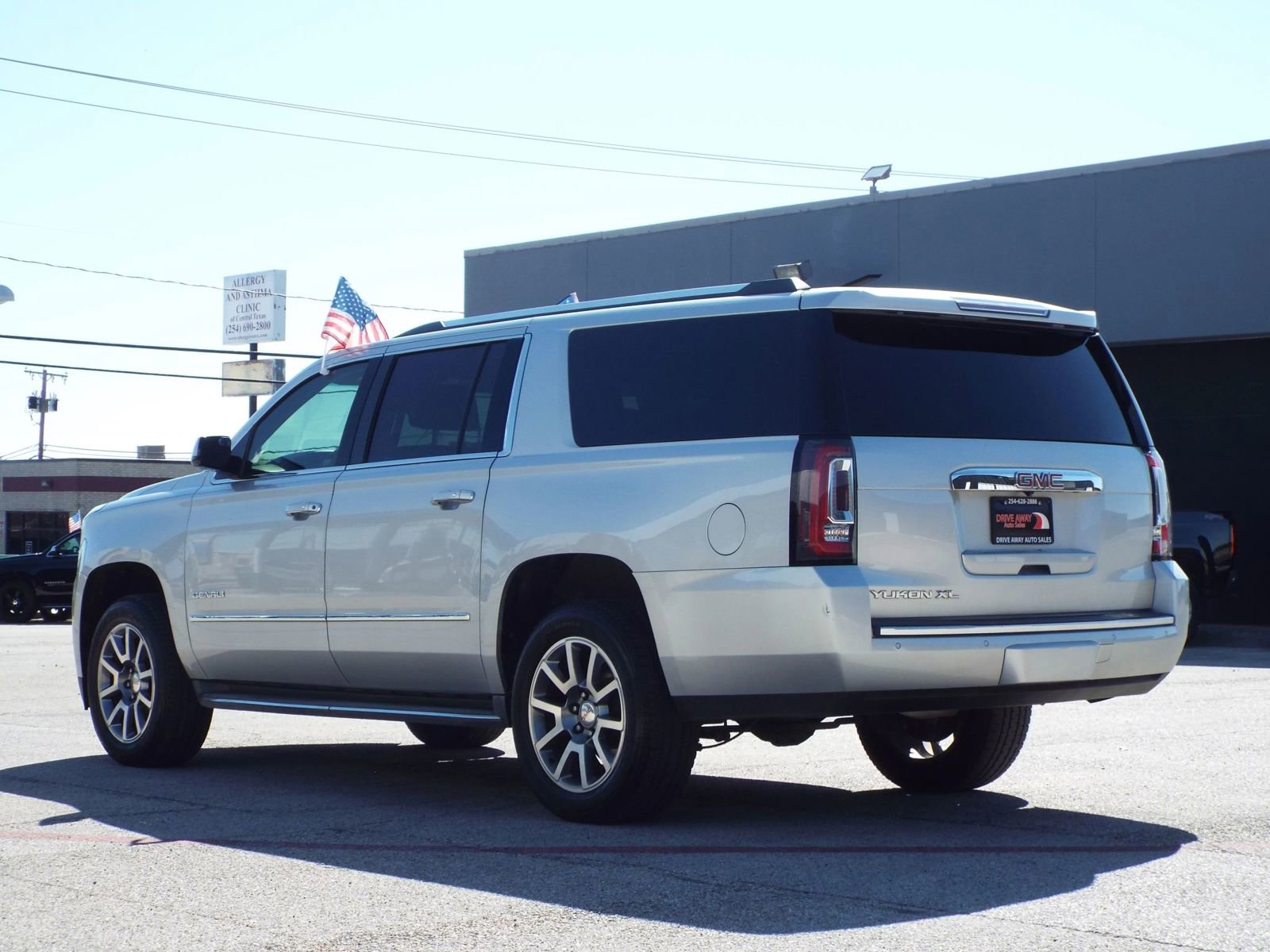 Used 2015 GMC Yukon XL Denali w/ Touring Package RWD image 9
