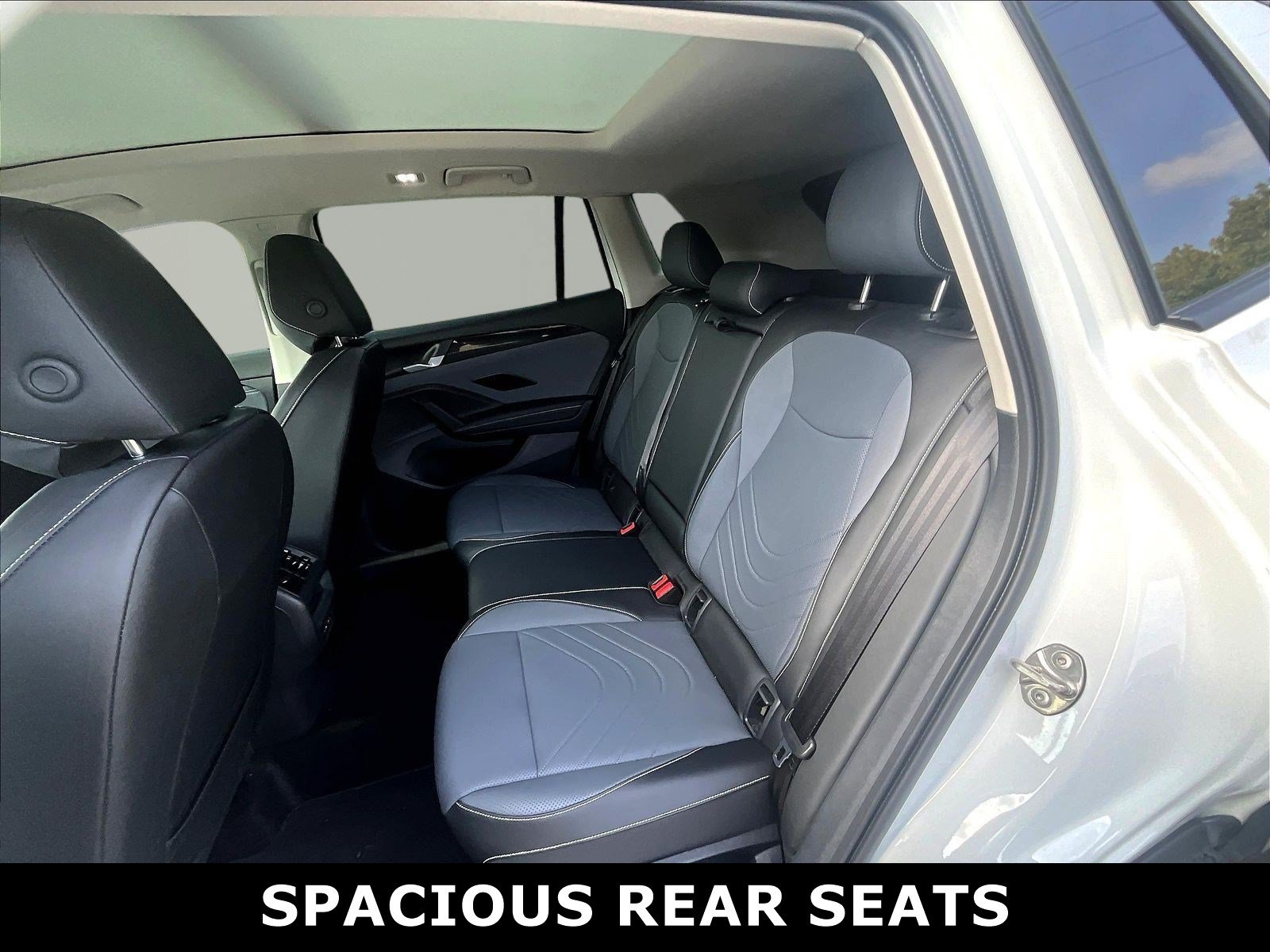 Used 2025 Volkswagen Tiguan SE w/ Panoramic Sunroof Package AWD/4WD image 3