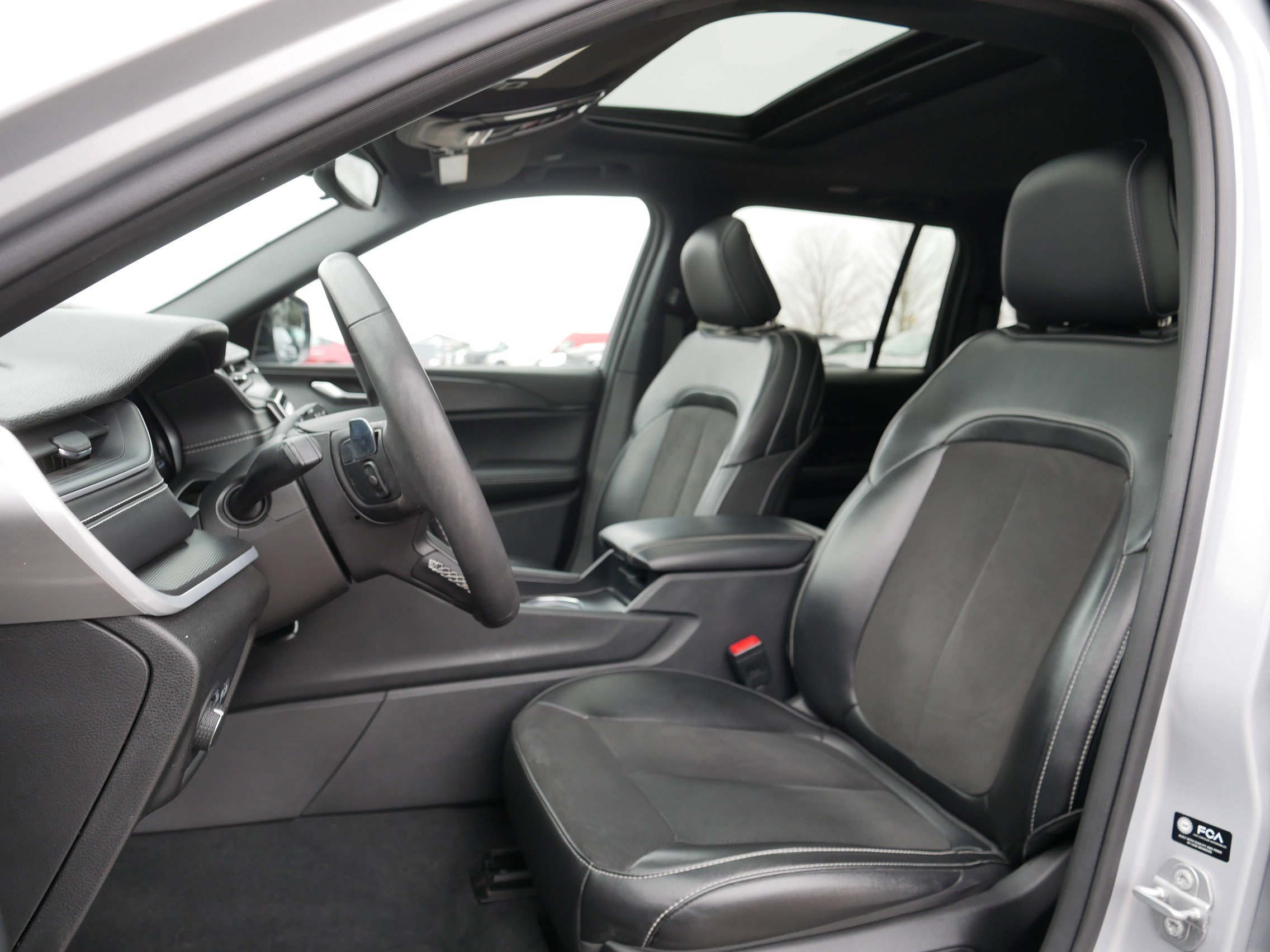 Used 2024 Jeep Grand Cherokee Altitude image 34