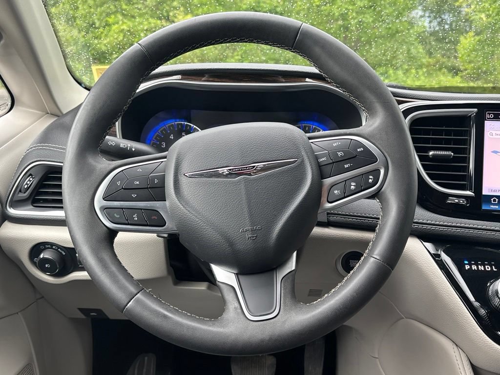 Used 2023 Chrysler Pacifica Limited AWD/4WD image 19