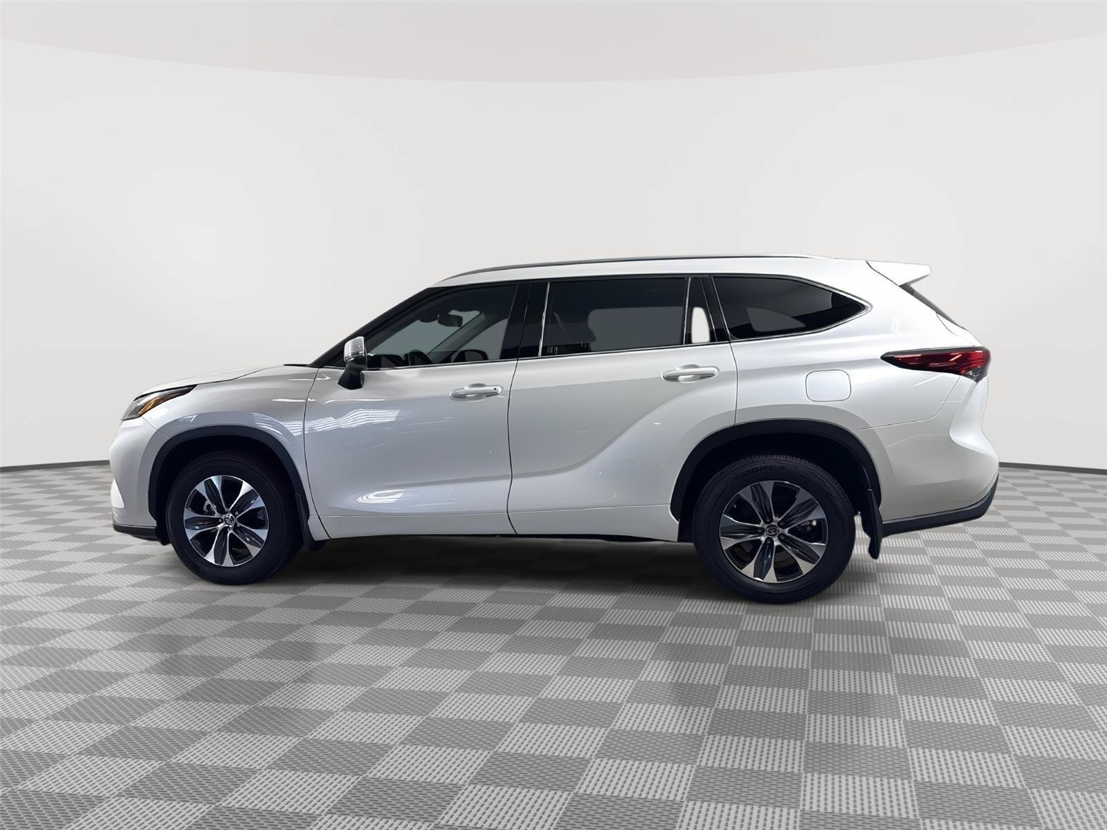 Used 2021 Toyota Highlander XLE AWD/4WD image 4