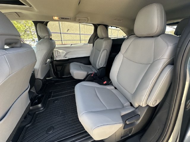 Used 2026 Toyota Sienna XLE FWD image 22