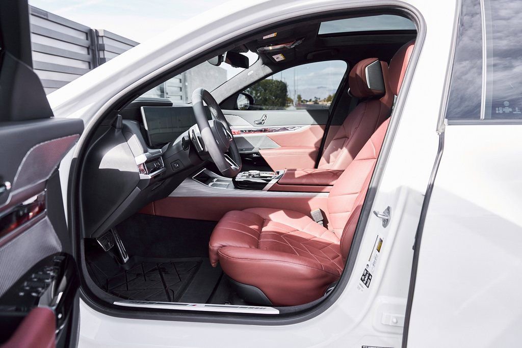 Used 2025 BMW 760i xDrive w/ Premium Package image 32