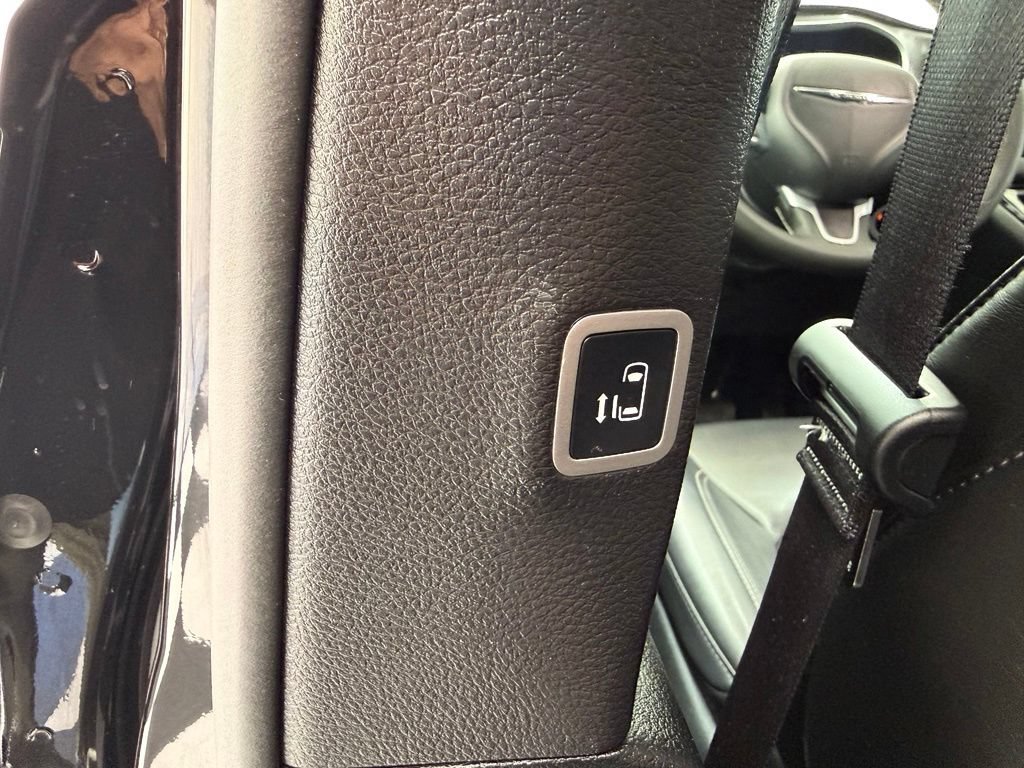 Used 2025 Chrysler Pacifica Select FWD image 21