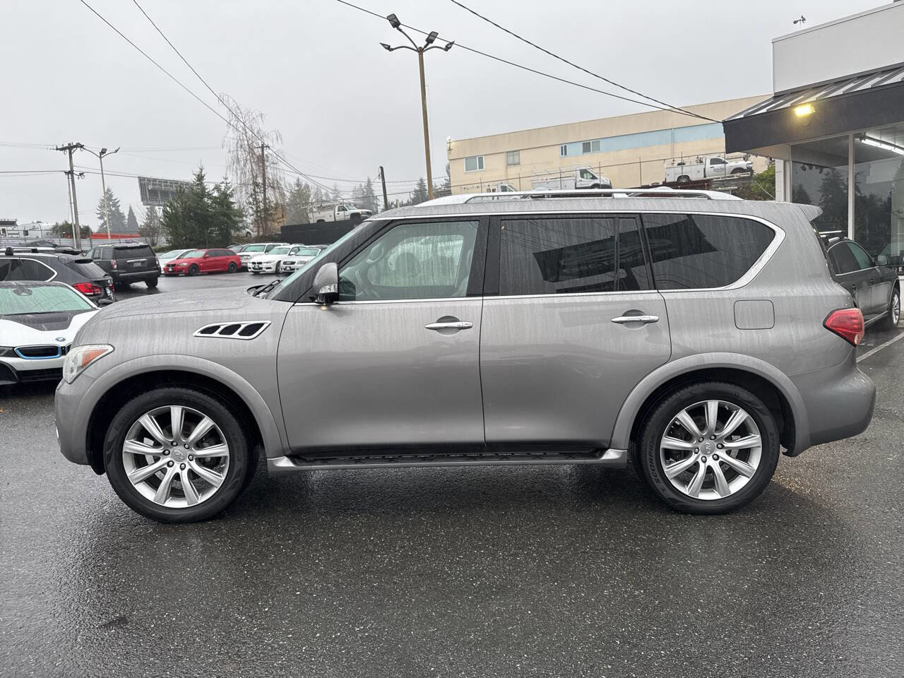 Used 2011 INFINITI QX56 4WD w/ Deluxe Touring Pkg image 3