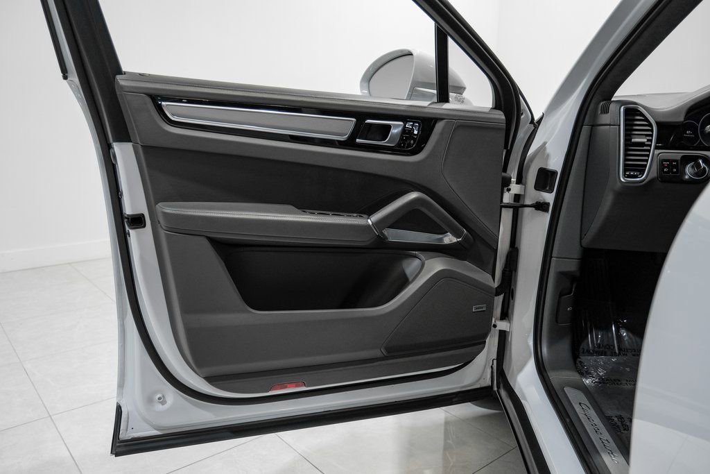 Used 2020 Porsche Cayenne Turbo AWD/4WD image 37