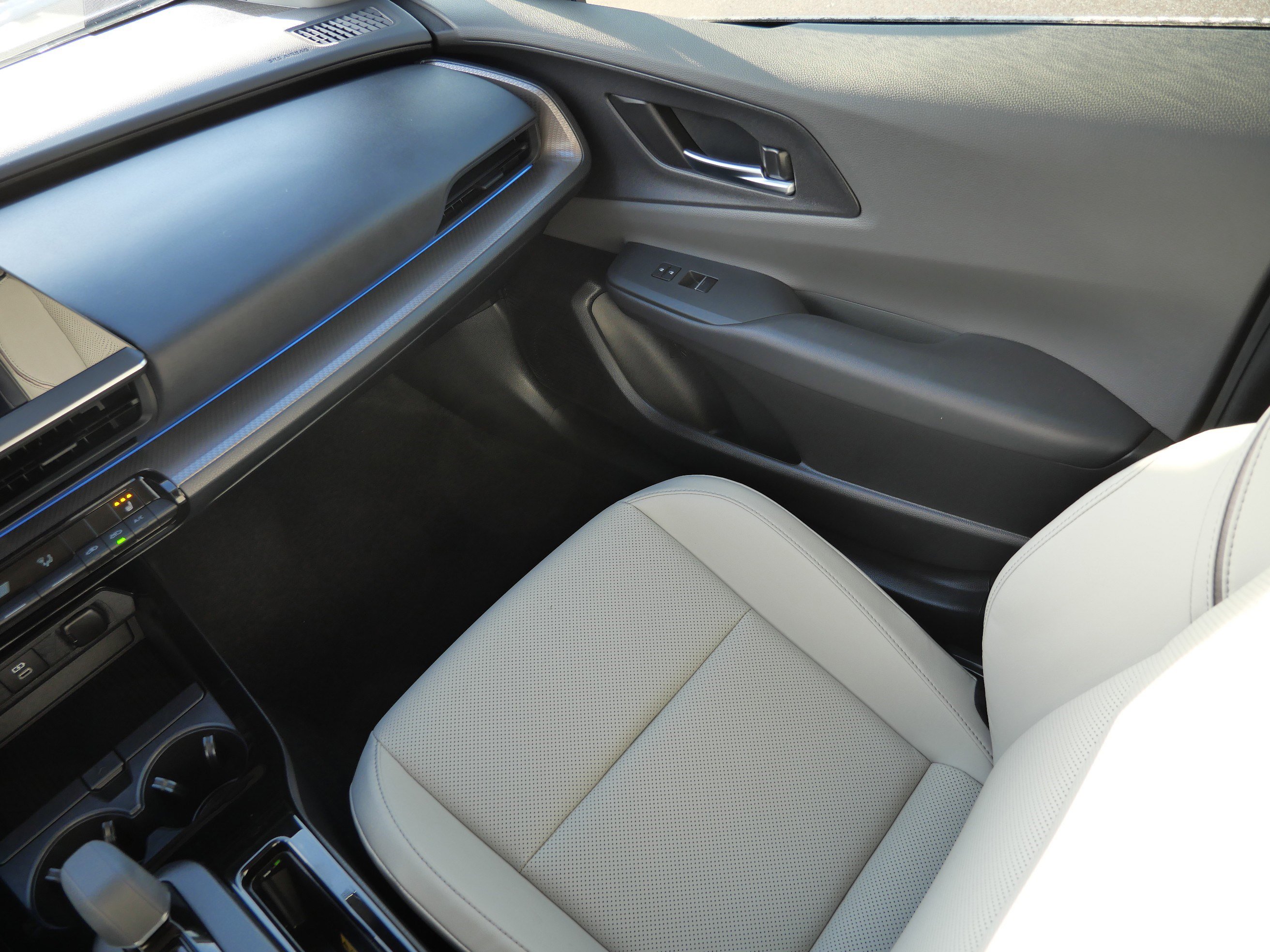 Used 2024 Toyota Prius XLE image 11