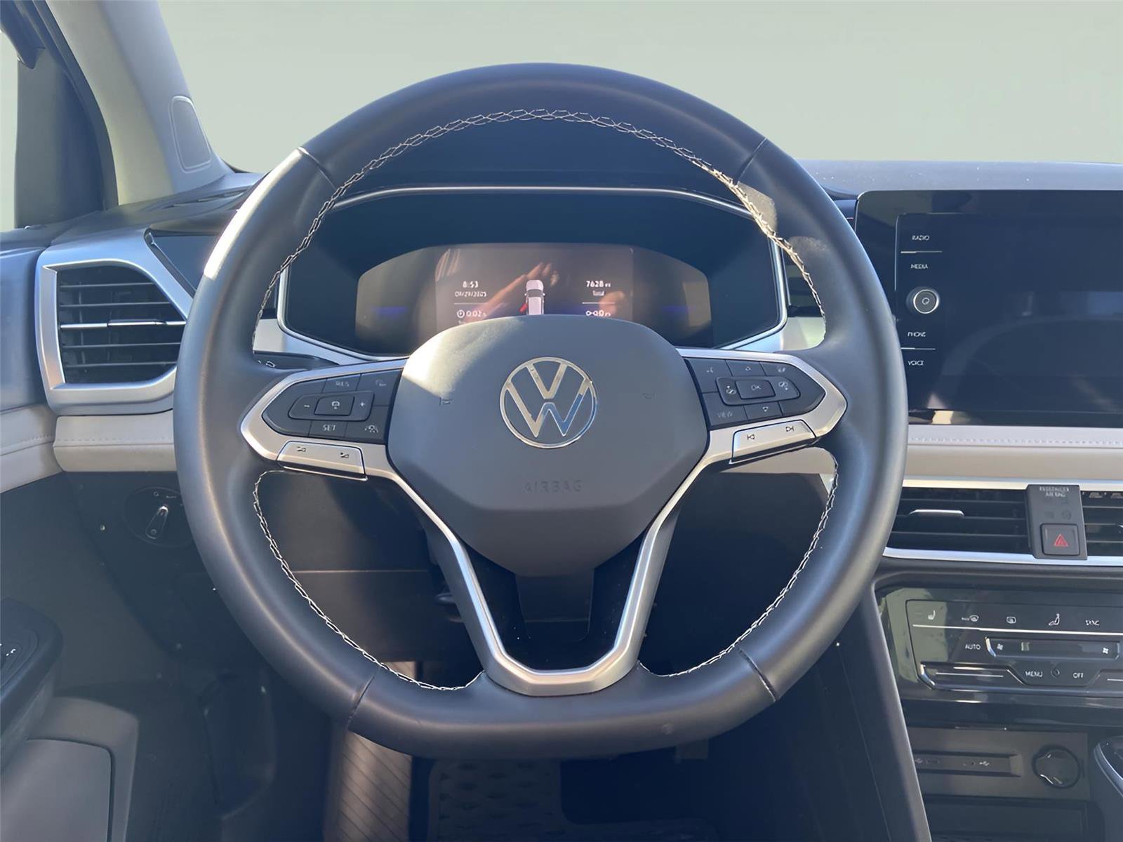 Used 2025 Volkswagen Taos SE w/ Panoramic Sunroof Package image 26