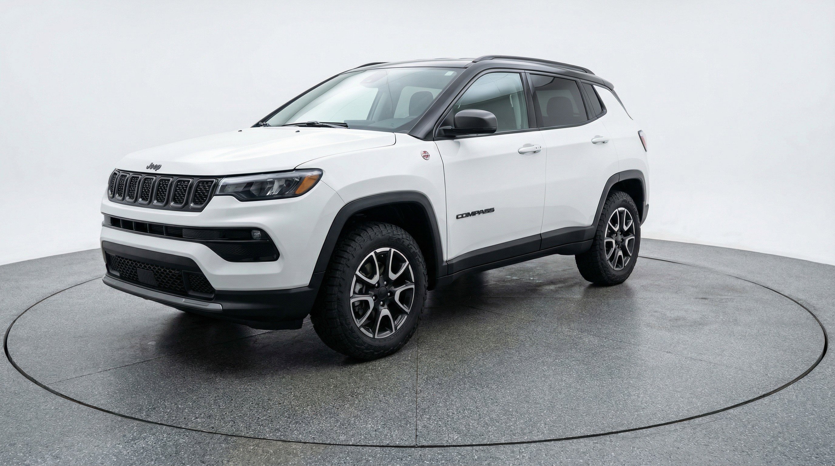 Used 2025 Jeep Compass Trailhawk AWD/4WD image 3