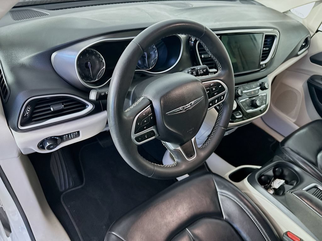 Used 2023 Chrysler Pacifica Touring-L FWD image 28
