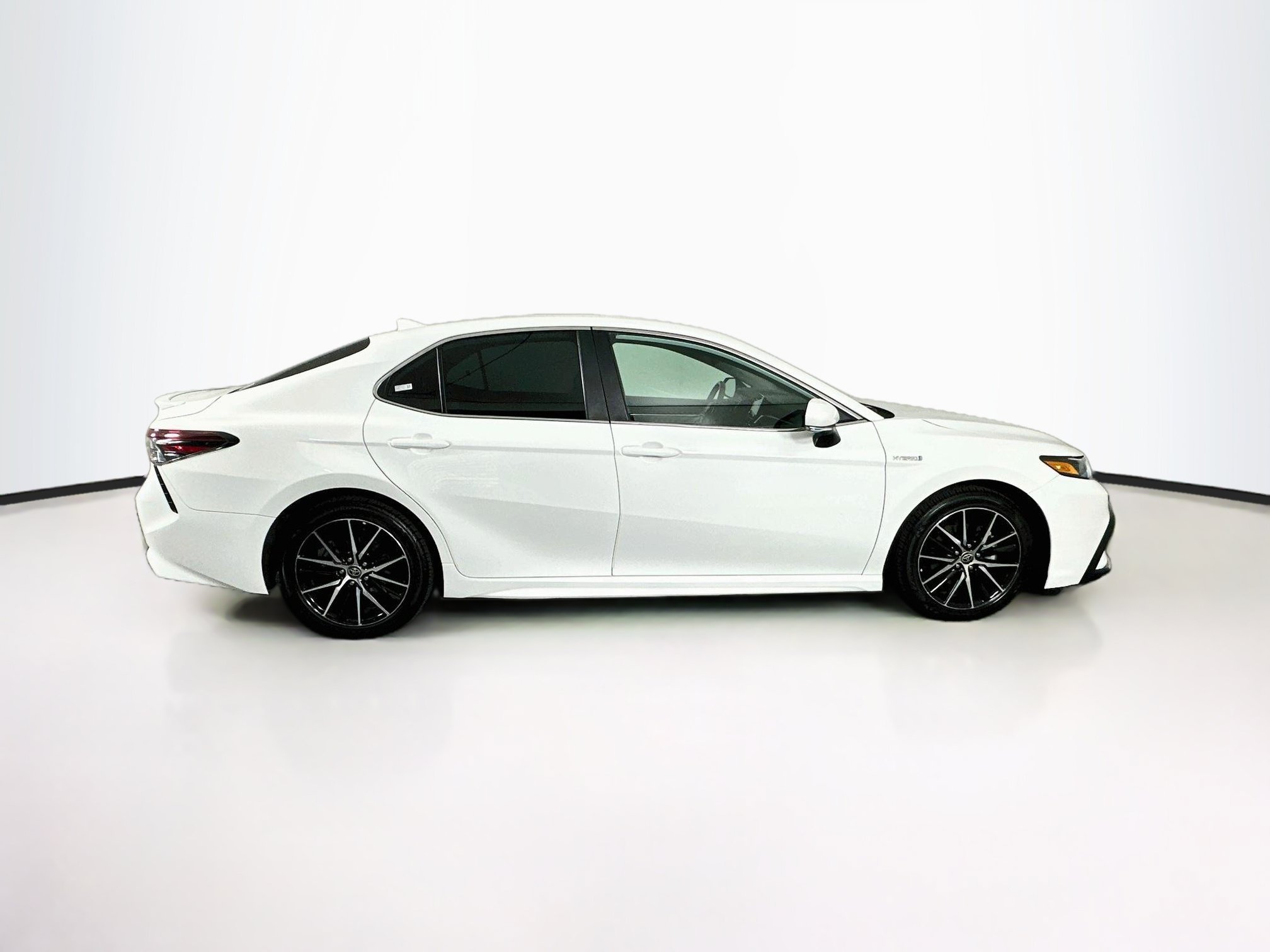 Used 2021 Toyota Camry SE w/ Cold Weather Package FWD image 10