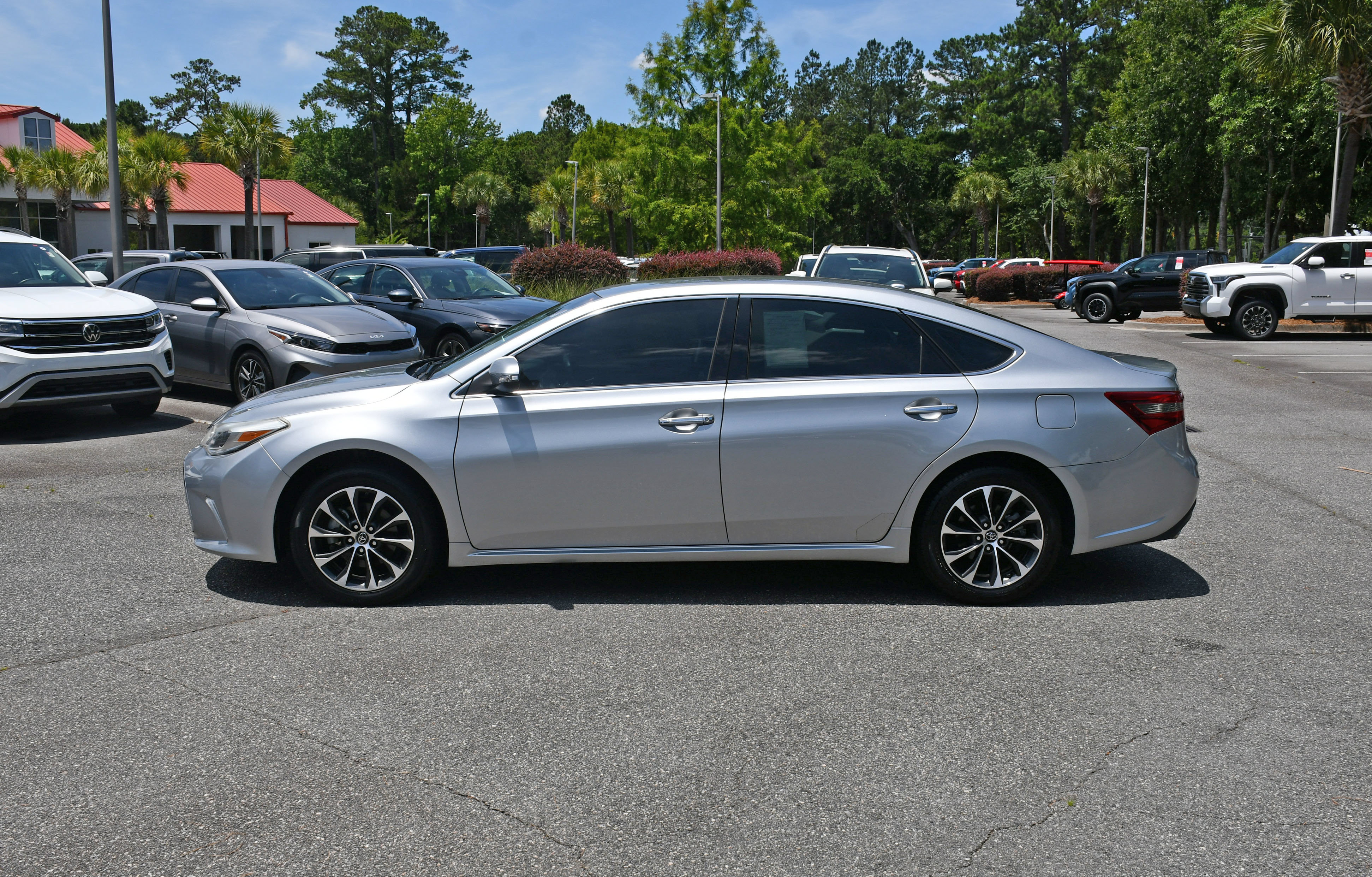 Used 2018 Toyota Avalon XLE FWD image 2