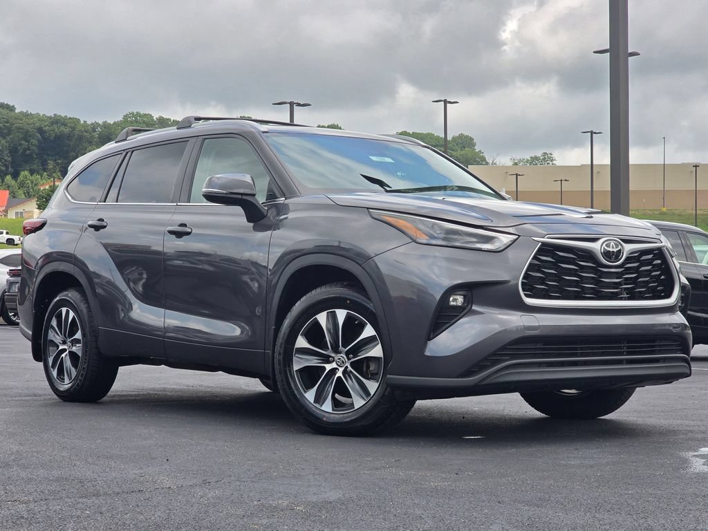Used 2024 Toyota Highlander XLE AWD/4WD image 2