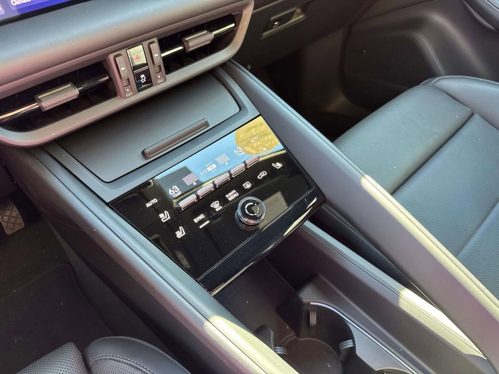 Certified 2025 Porsche Macan Electric image 28