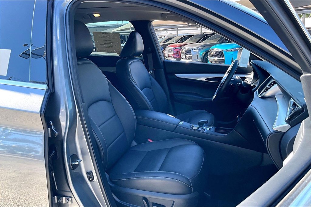 Used 2019 INFINITI QX50 Luxe w/ Navigation Package FWD image 9