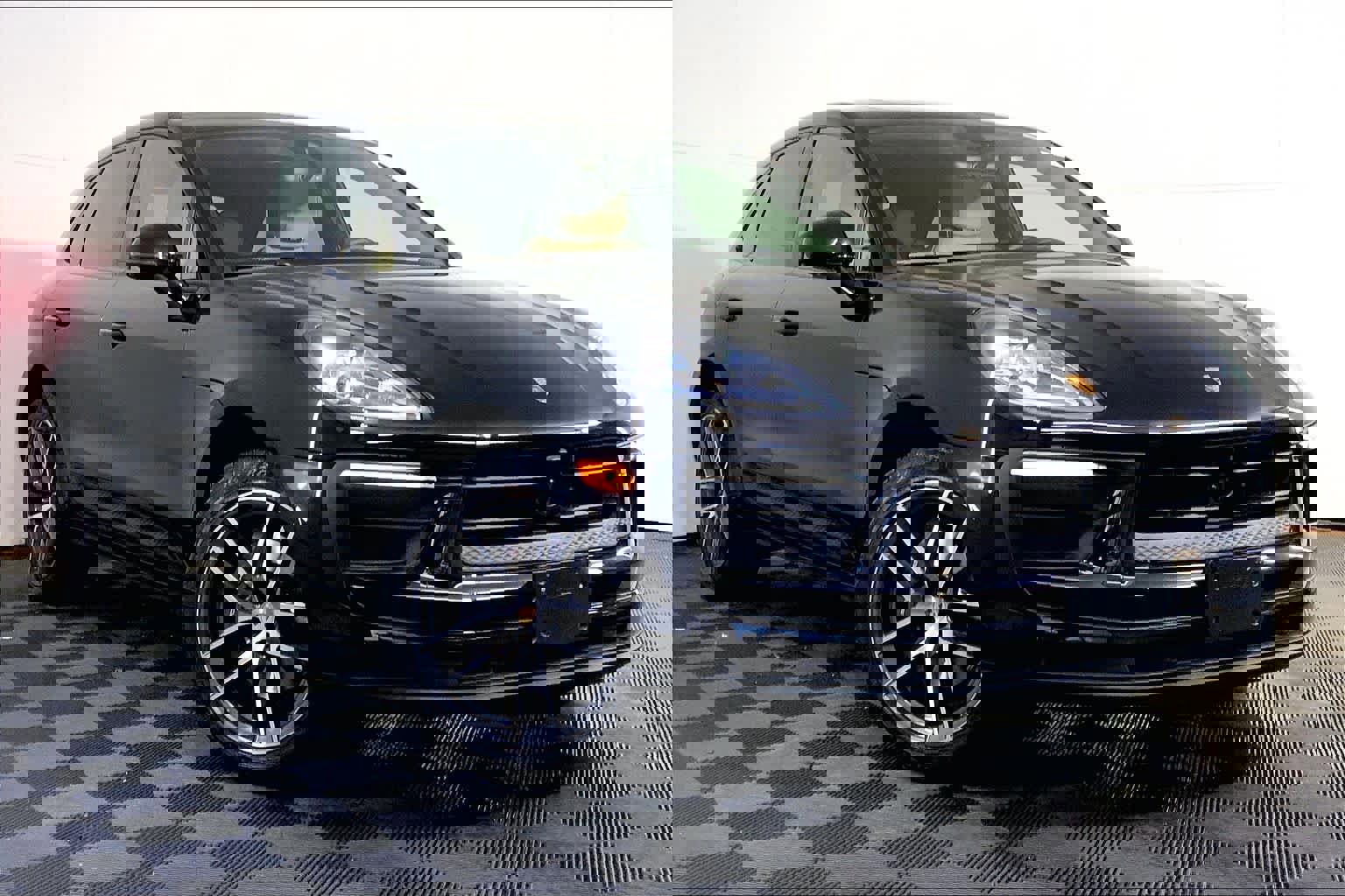 Used 2025 Porsche Macan image 9